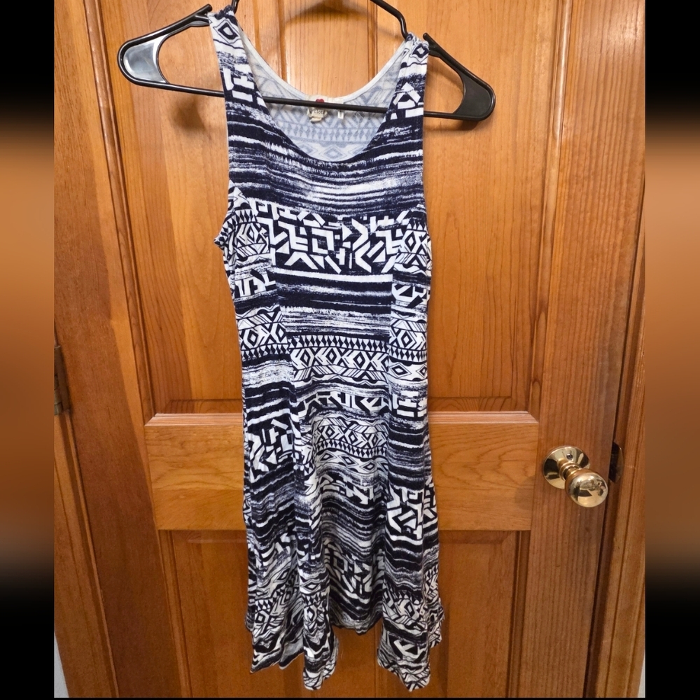 Chic Navy and White Geometric Midi Dress